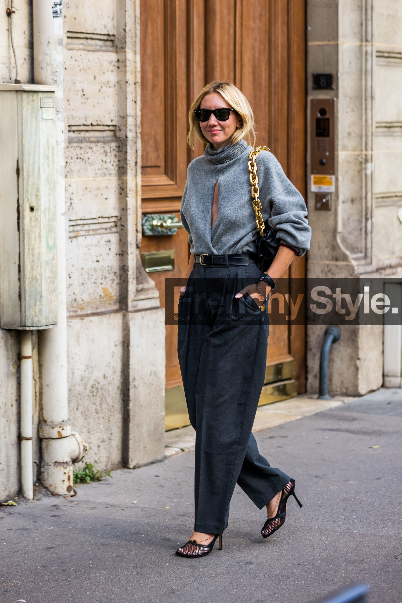 bag, belt, black bag, black belt, black sandals, black sunglasses, bottega veneta bag, bottega veneta sandals, gold chain, grey knitwear, grey pants, grey turtleneck, knitwear, large pants, Lisa Aiken, oversizer pants, pants, pleated pants, rayban sunglasses, sandals, statement sandals, sunglasses, turtleneck, fashion week, frenchystyle, FW, jonathan paciullo, street style, PFW, PARIS, SPRING SUMMER 2022, SS 22, vertical, full length