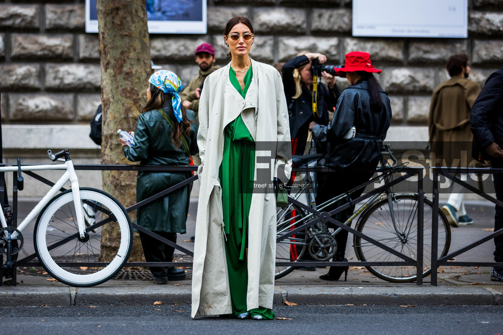 bag, beige coat, blouse, coat, Giogia Tordini, green bag, green blouse, green pants, mini bag, pants, sunglasses, transparent sunglasses, street style, jonathan paciullo, FW, frenchystyle, fashion week, PFW, PARIS, SPRING SUMMER 2022, SS 22, horizontal, atmosphere details, full length