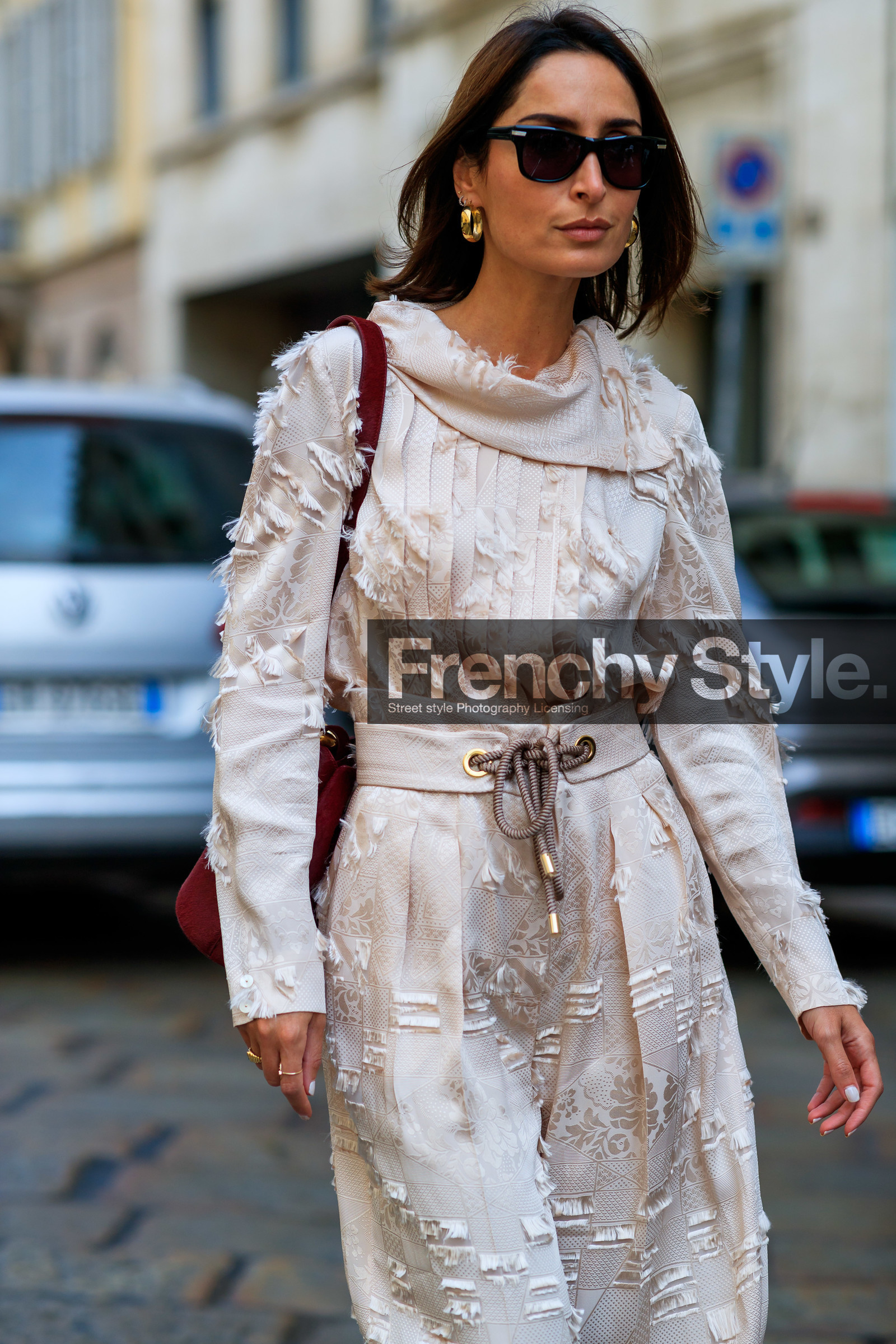 geraldine boublil, white total look, white pants, white blouse, used blouse, used pants, carrot pants, long sleeves blouse, silk blouse, silk pants, scarf collar, pleated blouse, brocart blouse, brocart pants, hoop earrings, golden earrings, velvet slipers, sharp end shoes, fashion week, frenchystyle, FW, jonathan paciullo, street style, MFW, MILAN, SPRING SUMMER 2020, SS 20