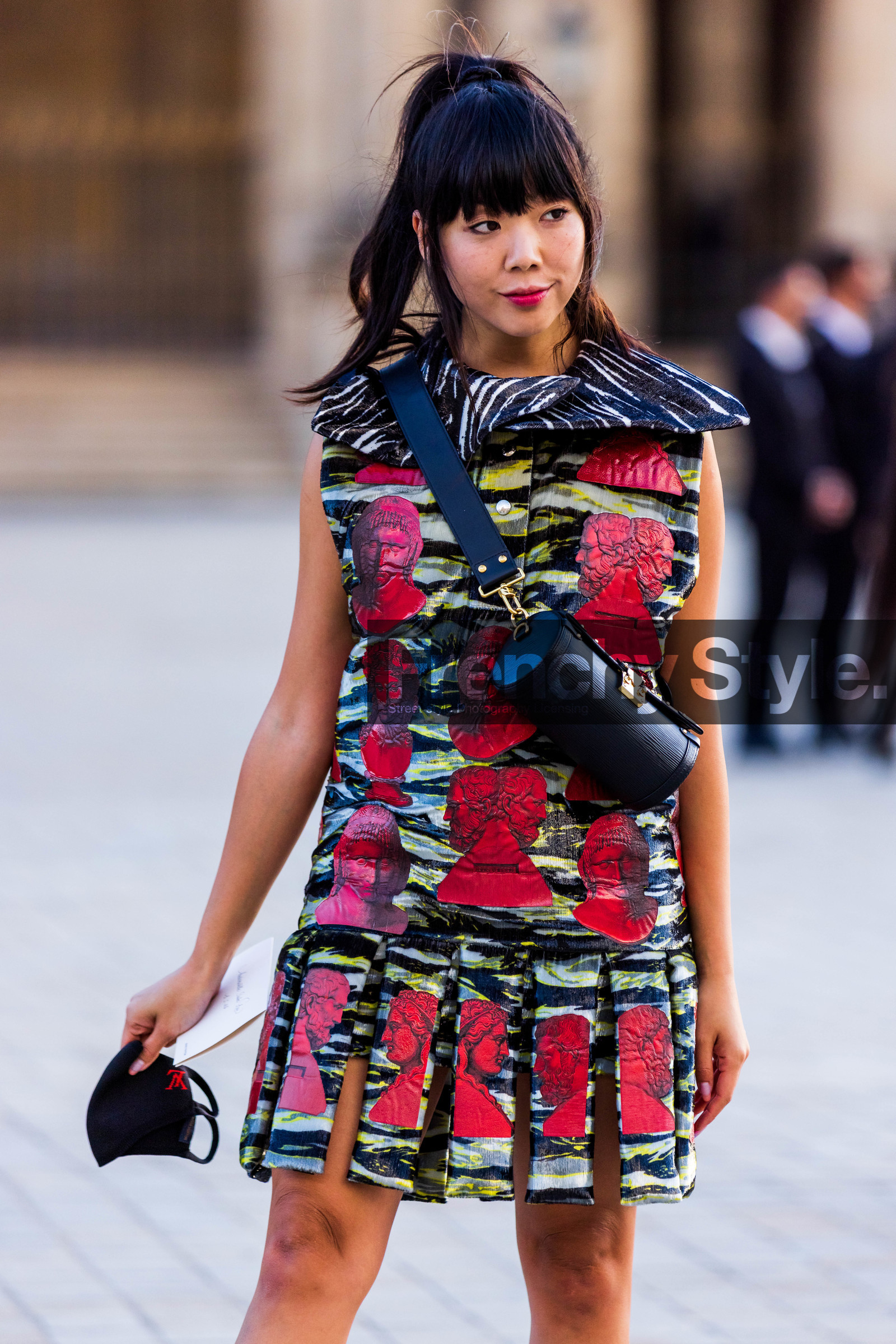animal print, bag, black bag, black dress, crossbody bag, dress, louis vuitton bag, louis vuitton dress, print, red dress, Susie Lau, yellow dress, fashion week, frenchystyle, FW, jonathan paciullo, street style, PFW, PARIS, SPRING SUMMER 2022, SS 22, vertical, atmosphere details