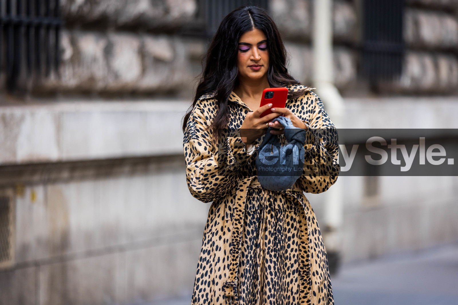 animal print, bag, beige coat, bottega veneta bag, coat, grey bag, leopard coat, leopard print, print, printed coat, smartphone, street style, jonathan paciullo, FW, frenchystyle, fashion week, PFW, PARIS, SPRING SUMMER 2022, SS 22, horizontal, atmosphere details