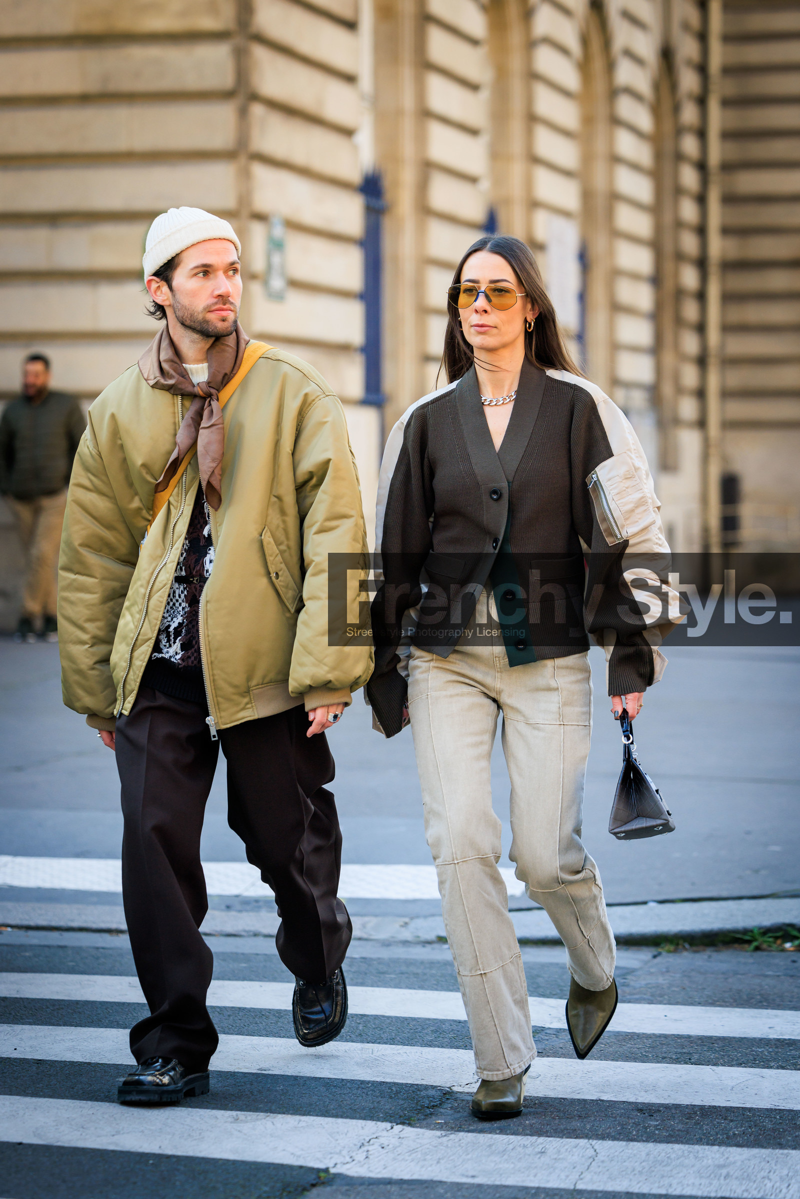 beige beanie, couple, brown scarf, kaki jacket, puffed jacket, bomber jacket, black trousers, sunglasses, dual toned jacket, blazer bomber, beige trousers, green boots, black shoes, golden loops, black handbag, silver choker, alice & j.s, alice barbier, JS roques, street style, jonathan paciullo, FW, frenchystyle, fashion week, AUTUMN WINTER 2022-2023, FALL WINTER 2022_2023, FW 22-23, PFW, PARIS, full length, vertical