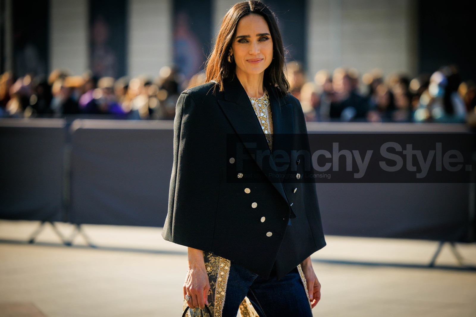 black cape, buttoned cape, embroidered top, louis vuitton, silver ring, smoky eyes, street style, jonathan paciullo, FW, frenchystyle, fashion week, AUTUMN WINTER 2022-2023, FALL WINTER 2022_2023, FW 22-23, horizontal, PFW, PARIS, atmosphere details, detail