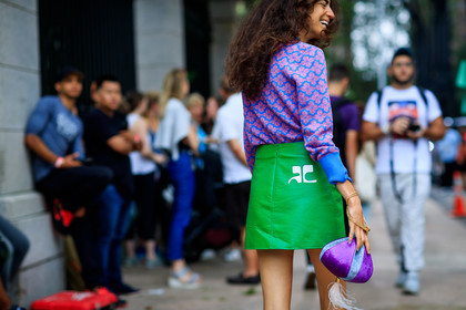 courrèges, graphic sweater, green skirt, leather bag, printed sweater, purple bag, purple sweater, fashion week, frenchystyle, FW, jonathan paciullo, street style, NYFW, NEW YORK, SPRING SUMMER 2019, SS 19, atmosphere details, horizontal, detail