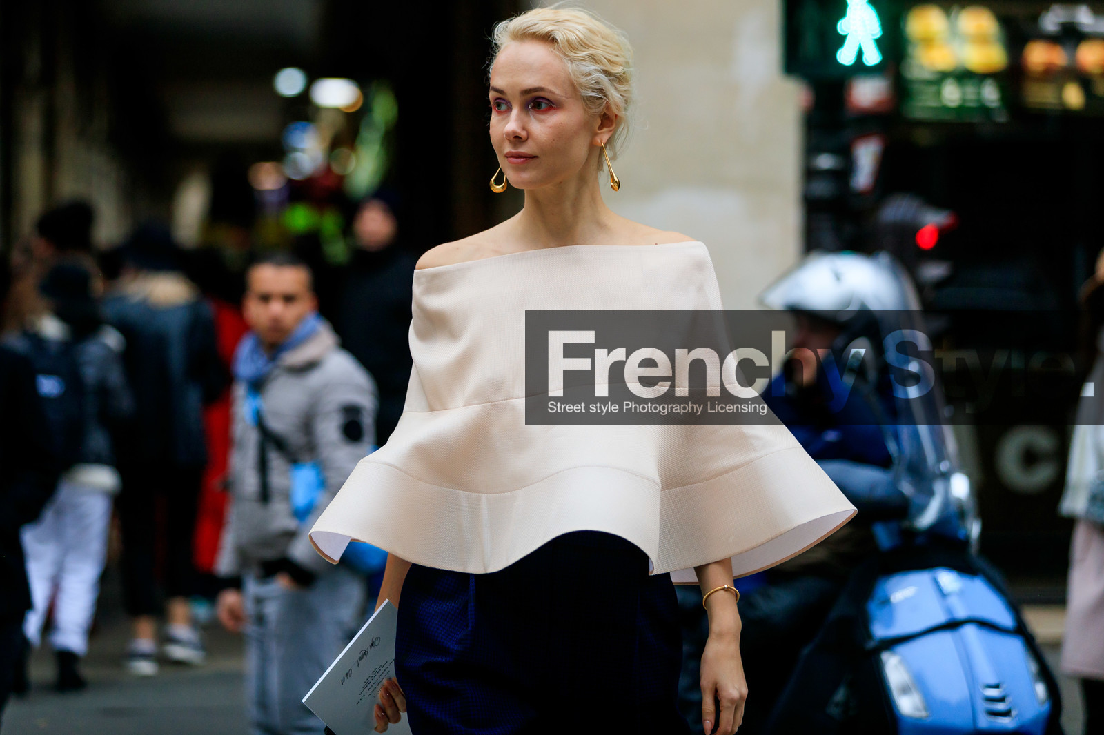 olga karput, golden earrings, dangling earrings, red eyeshadow, strassed make up, glitter make up, light beige top, light beige cape, nude top, nude cape, ruffle top, half soulder top, half shoulder cape, navy blue pants, checked pants, fashion week, frenchystyle, FW, jonathan paciullo, street style, PFW, PARIS, AUTUMN WINTER 2020-2021, FALL WINTER 2020-2021, FW 20-21, horizontal, detail, atmosphere details