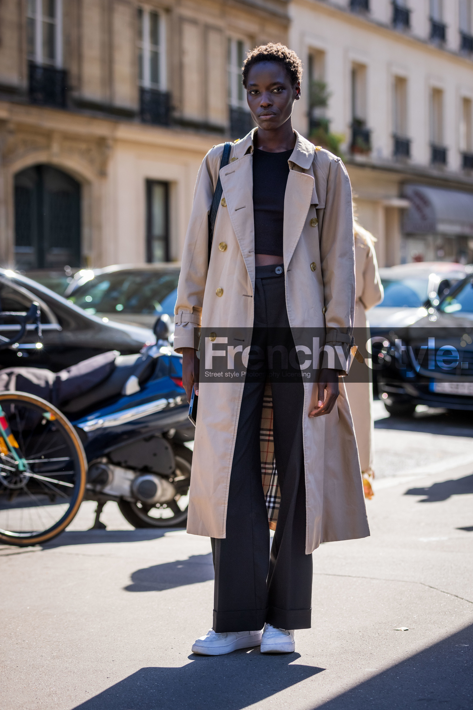 beige trenchcoat, black pants, black top, burberry trenchcoat, crop top, fluid pants, pants, sneakers, trenchcoat, white sneakers, street style, jonathan paciullo, FW, frenchystyle, fashion week, PFW, PARIS, SPRING SUMMER 2022, SS 22, vertical, full length, model