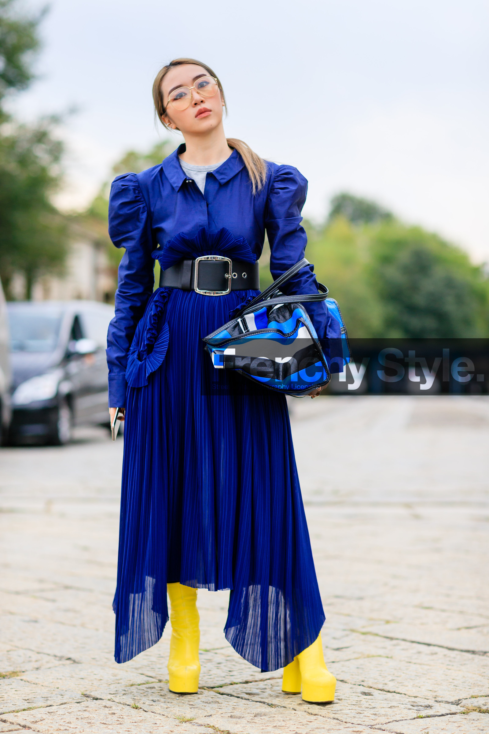 balenciaga, black belt, blue bag, blue dress, blue shirt, blue skirt, fashion week, frenchystyle, full length, FW, graphic bag, high heels, jonathan paciullo, leather bag, leather belt, leather shoes, MFW, MILAN, pleated dress, pleated skirt, pleats, printed bag, SPRING SUMMER 2017, SS 17, street style, striped bag, vertical, yellow boots