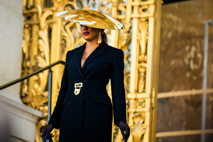 schiaparelli, golden hat, lock charm coat, black coat, black gloves, fashion week, frenchystyle, FW, jonathan paciullo, street style, PARIS, PFW, SPRING SUMMER 2022, SS 22, atmosphere details, detail, horizontal