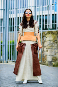 AUTUMN WINTER 2017-2018, AW 17-18, beige dress, FALL WINTER 2017-2018, fashion week, frenchystyle, full length, FW, FW 17-18, high heels, jonathan paciullo, leather belt, leather shoes, nude belt, PARIS, PFW, street style, sunglasses, vertical, white shoes