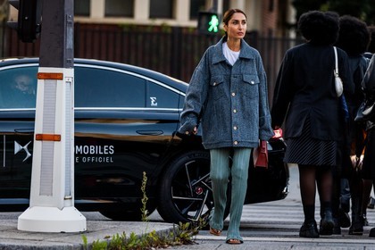 acne studios looks, bag, blue pants, flare pants, Geraldine Boublil, grey jacket, jacket, oversize jacket, pants, red bag, ribbed pants, white t-shirt, street style, jonathan paciullo, FW, frenchystyle, fashion week, PFW, PARIS, SPRING SUMMER 2022, SS 22, horizontal, atmosphere details, full length