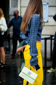 yellow pants, knot details, knoted pants, leather pants, off white pants, off white pullover, off white bag, knit top, grey pullover, cropped pullover, long sleeves top, light yellow bag, yellow bag, hand bag, leather bag, bag detail, close up detail, sportswear, sportswear look, off white total look, yellow leather pants, alizee gamberini, fashion week, frenchystyle, FW, jonathan paciullo, street style, PFW, PARIS, AUTUMN WINTER 2021-2022, FALL WINTER 2021-2022, FW 21-22, vertical, atmosphere details, detail