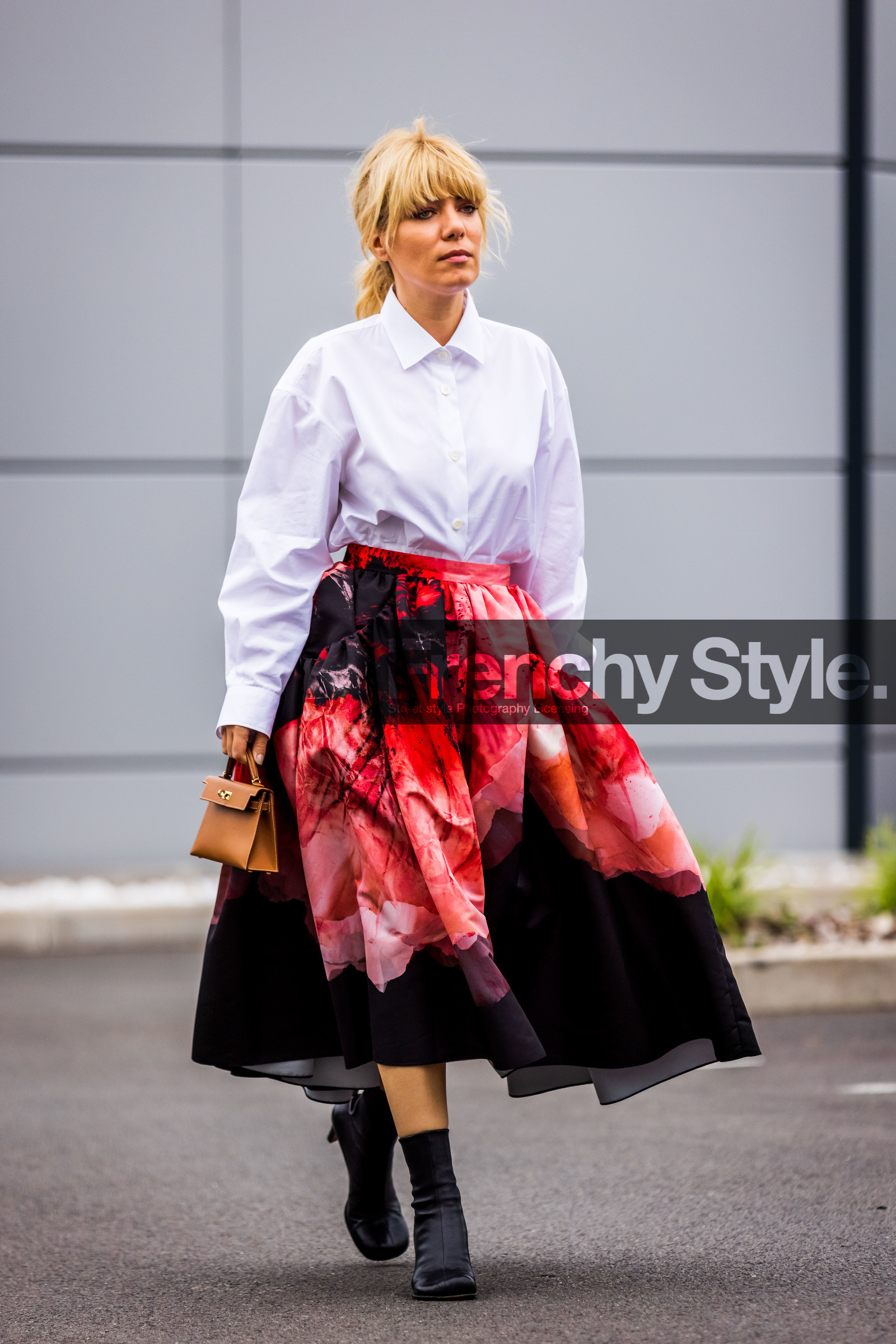 bag, black boots, black skirt, boots, camel bag, hermes bag, kelly bag, oversize skirt, print, printed skirt, red skirt, shirt, skirt, white shirt, PARIS, PFW, fashion week, frenchystyle, FW, jonathan paciullo, street style, SPRING SUMMER 2022, SS 22, vertical, full length