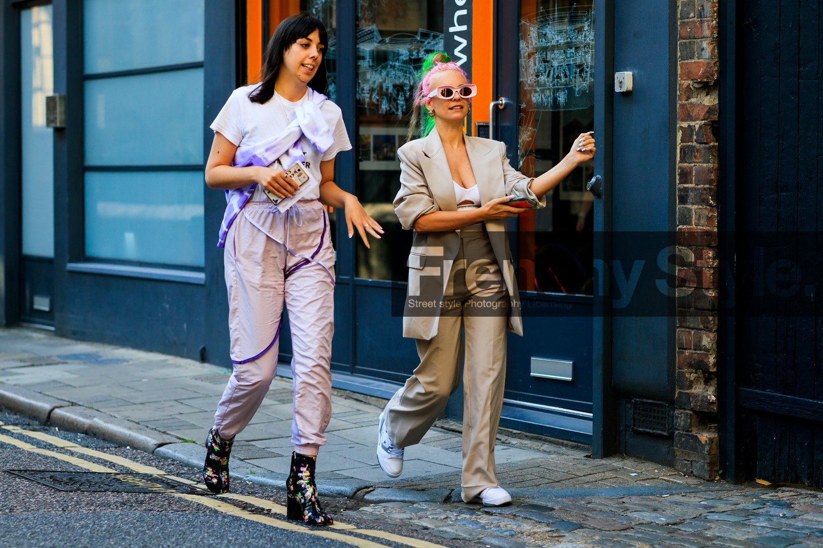 tie and dye sweatshirt, short sleeves t-shirt, lilac pants, jogging pants, margiela boots, camel toe margiela boots, floral printed boots, pink hair, pink sunglasses, red hair, green hair, beige suits, calvin klein bra, calvin klein top, cropped top, charlotte chesnais earrings, golden earrings, strassed nails, loewe sunglasses, white sneakers, fashion week, frenchystyle, FW, jonathan paciullo, street style, atmosphere details, horizontal, full length