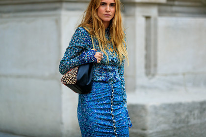 animal print, black bag, blanca miro scrimieri, blue shirt, blue skirt, floral, flowers, graphic bag, graphic skirt, leather bag, leopard, necklace, printed bag, printed shirt, printed skirt, ruffled skirt, PARIS, PFW, street style, jonathan paciullo, FW, frenchystyle, fashion week, AUTUMN WINTER 2019-2020, AW 19-20, FALL WINTER 2019-2020, FW 19-20, horizontal, atmosphere details, detail