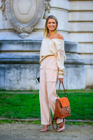 AUTUMN WINTER 2017-2018, AW 17-18, brown bag, camel bag, chloe, FALL WINTER 2017-2018, fashion week, frenchystyle, full length, FW, FW 17-18, helena bordon, high heels, jonathan paciullo, leather backpack, leather bag, leather shoes, nude sweater, PARIS, PFW, pink pants, pink shoes, street style, trousers, vertical