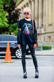 AUTUMN WINTER 2016-2017, aviator sunglasses, AW 16-17, black jacket, black leggings, black pants, black t shirt, blue shoes, bomber jacket, boy bag, chanel, choker, céline, FALL WINTER 2016-2017, fashion week, frenchystyle, full length, FW, FW 16-17, HAUTE COUTURE, jonathan paciullo, kith, leather bag, leather pants, leather shoes, maison martin margiela, MENSWEAR, mirror effect, model, necklace, PARIS, PFW, printed t shirt, red bag, soo joo park, street style, sunglasses, trousers, vertical, wedges