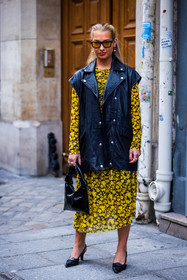 bag, black bag, black heels, dress, floral dress, floral print, flower print, heels, jacket, leather bag, leather jacket, long dress, Maria Wos, perfecto, print, printed dress, sleveless perfecto, sunglasses, yellow dress, street style, jonathan paciullo, FW, frenchystyle, fashion week, PFW, PARIS, SPRING SUMMER 2022, SS 22, vertical, full length