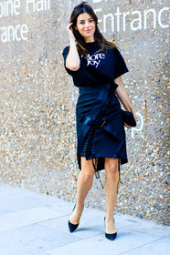 black bag, black shoes, black skirt, black t shirt, high heels, julia restoin roitfeld, julia restoin roitfield, leather bag, leather shoes, printed t shirt, tone on tone, total look black, fashion week, frenchystyle, FW, jonathan paciullo, street style, LFW, LONDON, SPRING SUMMER 2019, SS 19, vertical, full length