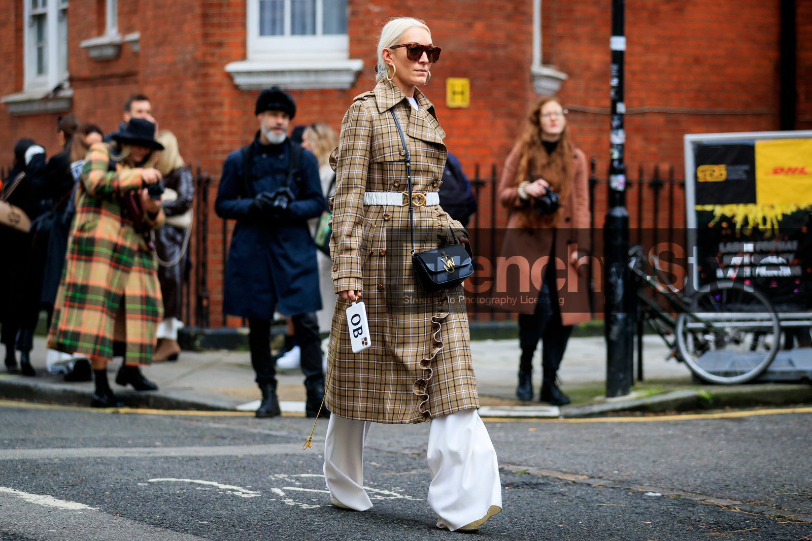 gucci sunglasses, big sunglasses, scale sunglasses, hoop earrings, golden earrings, beige trench coat, checked trench coat, ruffle trench coat, white leather belt, white pants, flare pants, crossbody bag, black leather bag, j w anderson bag, belted trench coat, fashion week, frenchystyle, FW, jonathan paciullo, street style, LFW, LONDON, AUTUMN WINTER 2020-2021, FALL WINTER 2020-2021, FW 20-21, horizontal, atmosphere details, full length