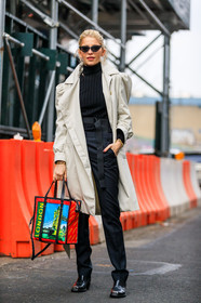 balenciaga, beige coat, black pants, black shoes, black turtleneck, earrings, graphic bag, graphic pants, leather bag, leather shoes, multicolor bag, printed bag, red bag, sunglasses, trench coat, trousers, street style, jonathan paciullo, FW, frenchystyle, fashion week, NYFW, NEW YORK, AUTUMN WINTER 2018-2019, AW 18-19, FALL WINTER 2018-2019, FW 18-19, vertical, full length, caro daur