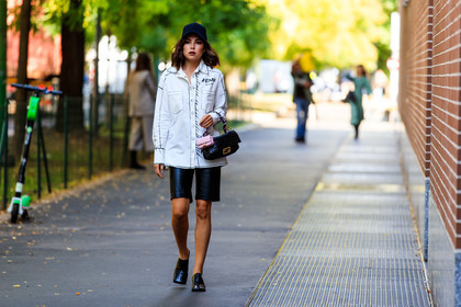 fendi shirt, fendi bag, baguette bag, black bag, black slippers, black leather bag, black leather slippers, animal skin slippers, black bermuda shorts, black leather bermuda shorts, black cap, white shirt, light pink bag, light pink leather bag, mini bag, karina nigay, fashion week, frenchystyle, FW, jonathan paciullo, street style, MFW, MILAN, SPRING SUMMER 2021, SS 21, horizontal, atmosphere details, full length