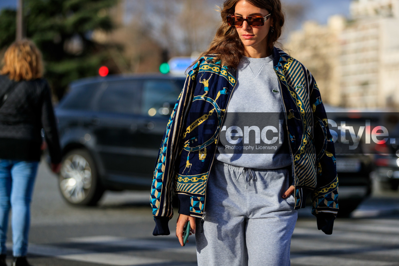 jen wonders, light grey pants, light grey sweatshirt, navy blue jacket, green jacket, yellow jacket, printed jacket, zipped jacket, loewe sunglasses, scale sunglasses, square shape glasses, lacoste jacket, lacoste pants, lacoste sweatshirt, sportswear, jogging pants, striped jacket, geometrical printed jacket, fashion week, frenchystyle, FW, jonathan paciullo, street style, PFW, PARIS, horizontal, atmosphere details, detail