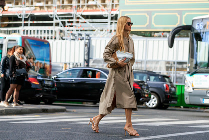 pernille teisbaek, beige trench coat, oversize trench coat, belted trench coat, black sunglasses, butterfly sunglasses, futurist shape sunglasses, celine sunglasses, camel leather clutch, white leather clutch, beige leather sandals, bottega veneta shoes, plaited sandals, open toe shoes, PARIS, PFW, SPRING SUMMER 2020, SS 20, fashion week, frenchystyle, FW, jonathan paciullo, street style, horizontal, atmosphere details, full length