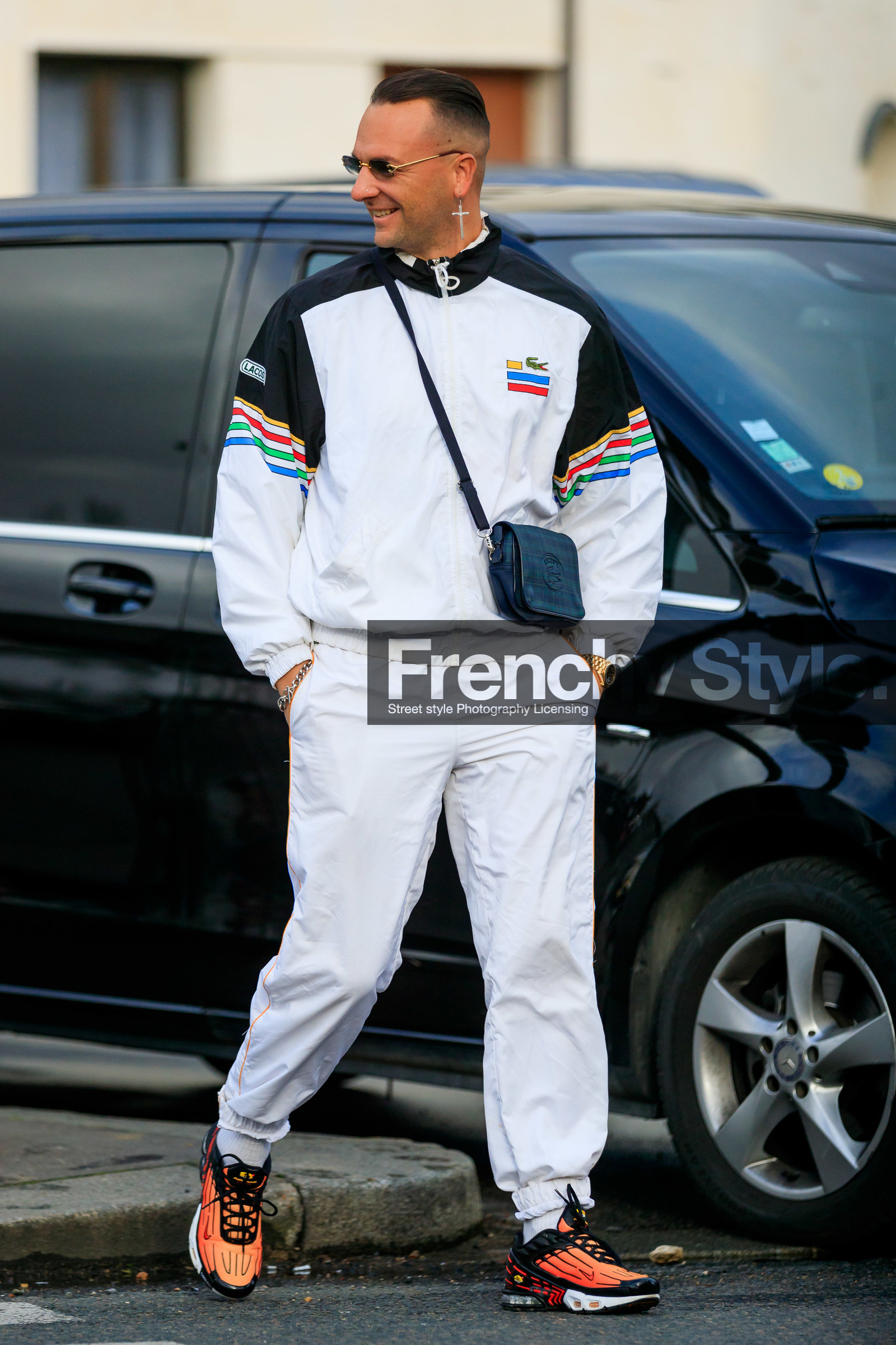 julien boudet, 90's look, small sunglasses, smoked sunglasses, metalic frame sunglasses, nose piercing, crossbody bag, white jacket, white pants, striped jacket, jogging pants, orange sneakers, nike shoes, black jacket, multicolor jacket, zipped jacket, navy blue bag, checked bag, cross shape earrings, silvered earrings, lacoste jacket, lacoste pants, lacoste bag, sportswear, sportswear jacket, fashion week, frenchystyle, FW, jonathan paciullo, street style, PFW, PARIS, vertical, full length