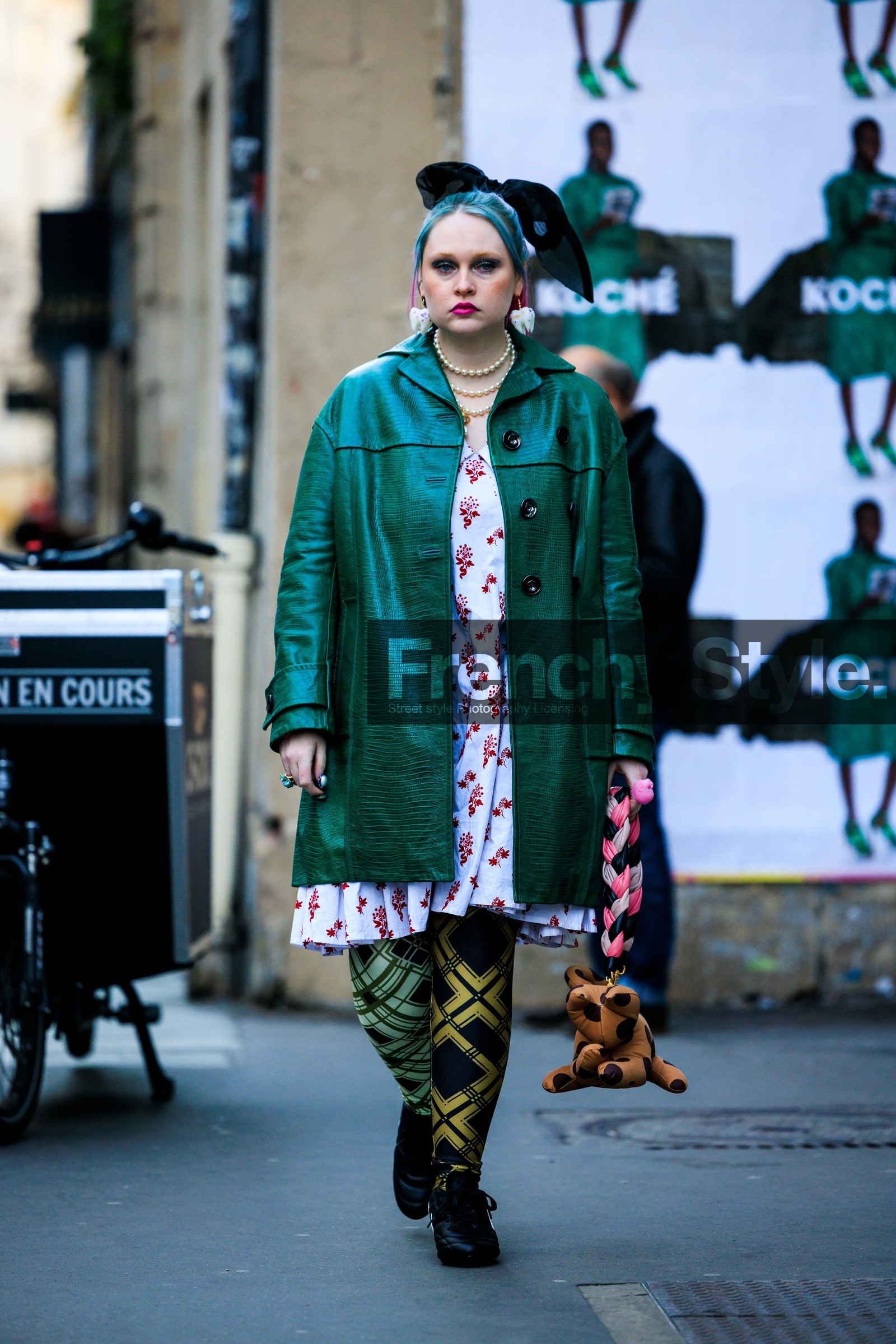 green trench, short trench, leather jacket, buttoned trench, green bow, hair bow, velvet bow, printed midi dress, white dress, flower dress, plaid stocking, yellow stockings, green stockings, pearl necklace, pink lips, tooth earrings, big earrgins, cat bag, animal handbag, pink ring, multiple rings, nails, black shoes, black derbies, kristen bateman, fashion week, frenchystyle, FW, jonathan paciullo, street style, AUTUMN WINTER 2022-2023, FALL WINTER 2022_2023, FW 22-23, PFW, PARIS, vertical, full length