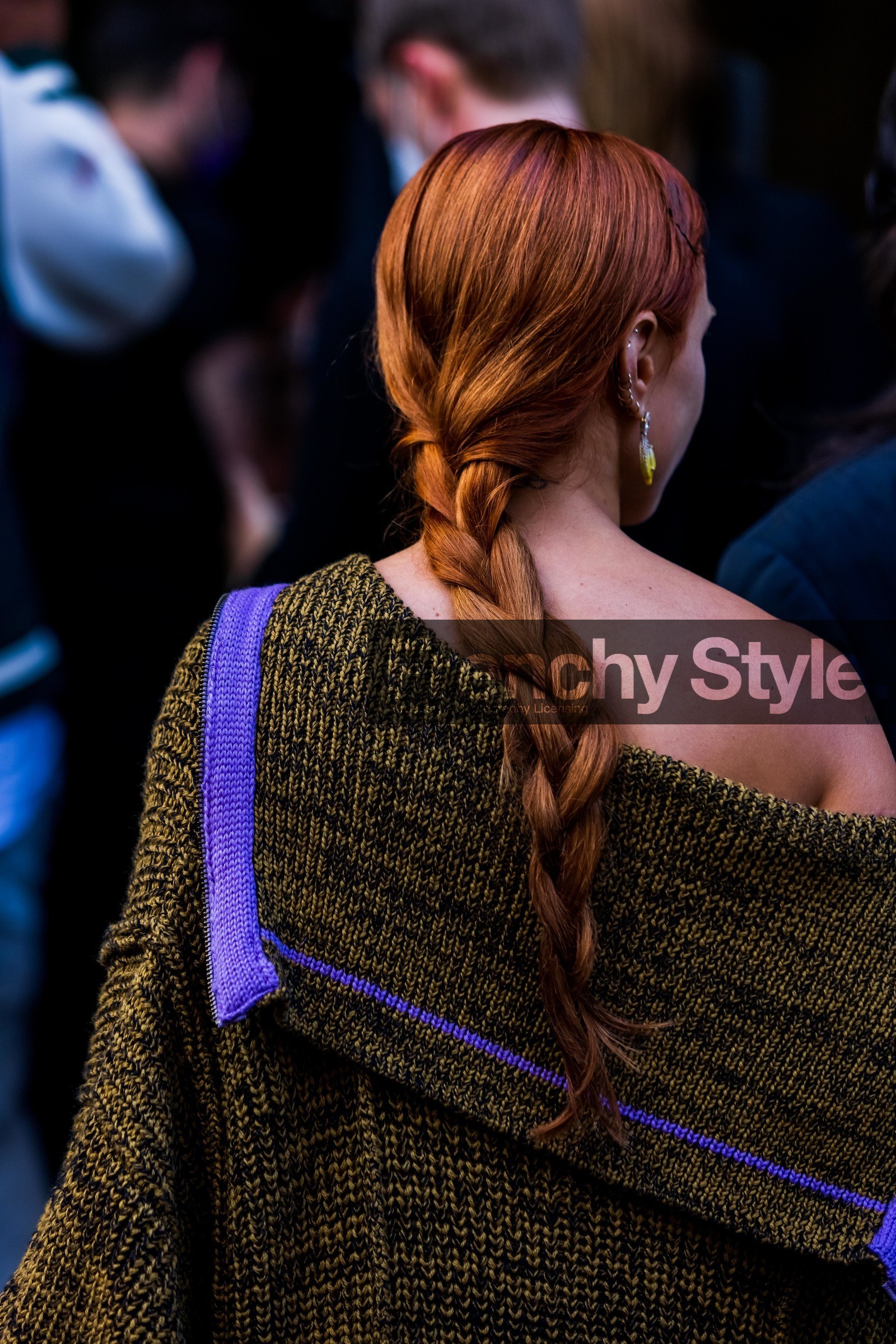 asymetric knitwear, back, back detail, braid, braid tail, brown knitwear, hairstyle, knitwear, red hair, street style, jonathan paciullo, FW, frenchystyle, fashion week, PFW, PARIS, SPRING SUMMER 2022, SS 22, vertical, atmosphere details