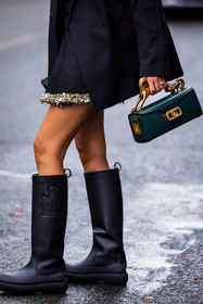 bag, black blazer, black boots, blazer, boots, green bag, lanvin bag, leather bag, leather boots, Leia Sfez, statement bag, fashion week, frenchystyle, FW, jonathan paciullo, street style, PFW, PARIS, SPRING SUMMER 2022, SS 22, vertical, atmosphere details