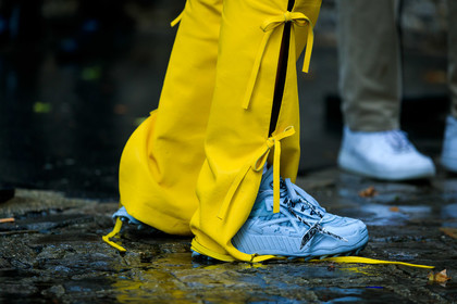 yellow pants, knot details, knoted pants, leather pants, off white pants, off white shoes, off white sneakers, grey shoes, grey sneakers, off white total look, yellow leather pants, alizee gamberini, fashion week, frenchystyle, FW, jonathan paciullo, street style, PFW, PARIS, AUTUMN WINTER 2021-2022, FALL WINTER 2021-2022, FW 21-22, atmosphere details, horizontal, detail