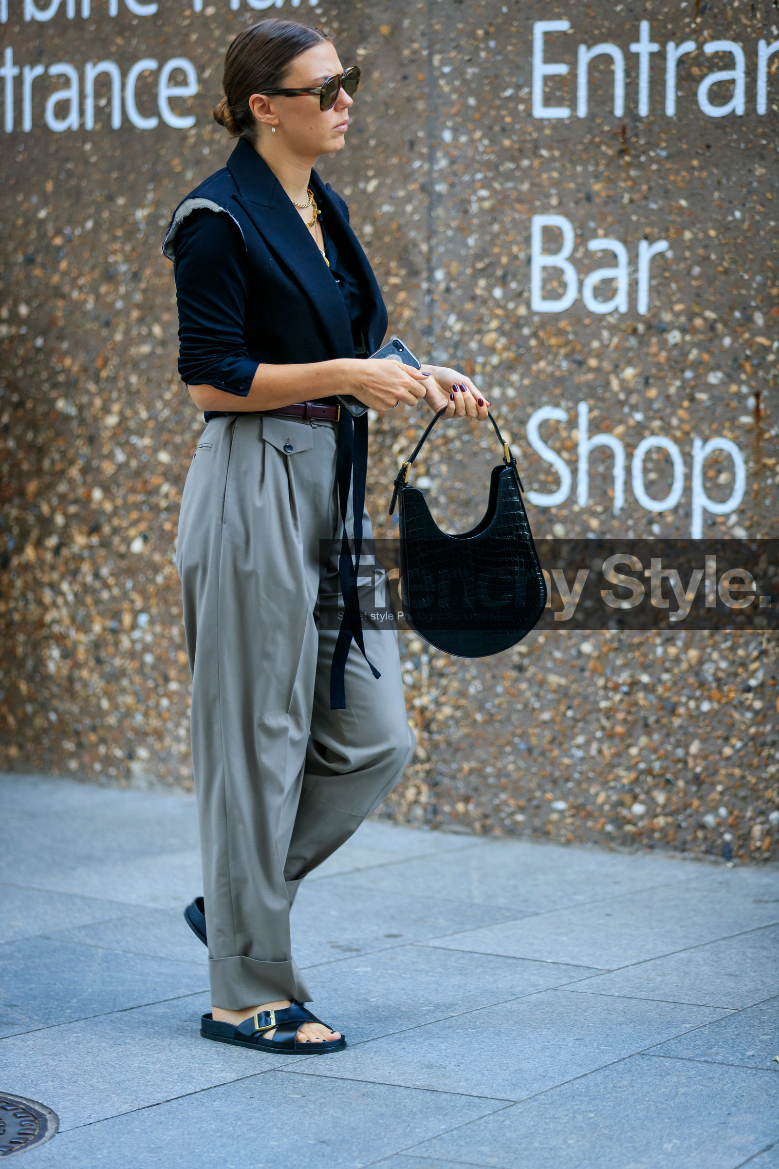 sleeveless jacket, black jacket, cropped jacket, used jacket, brown scale sunglasses, kaki pants, oversize pants, black leather sandals, flat sandals, animal skin bag, black leather bag, fashion week, frenchystyle, FW, jonathan paciullo, street style, vertical, full length