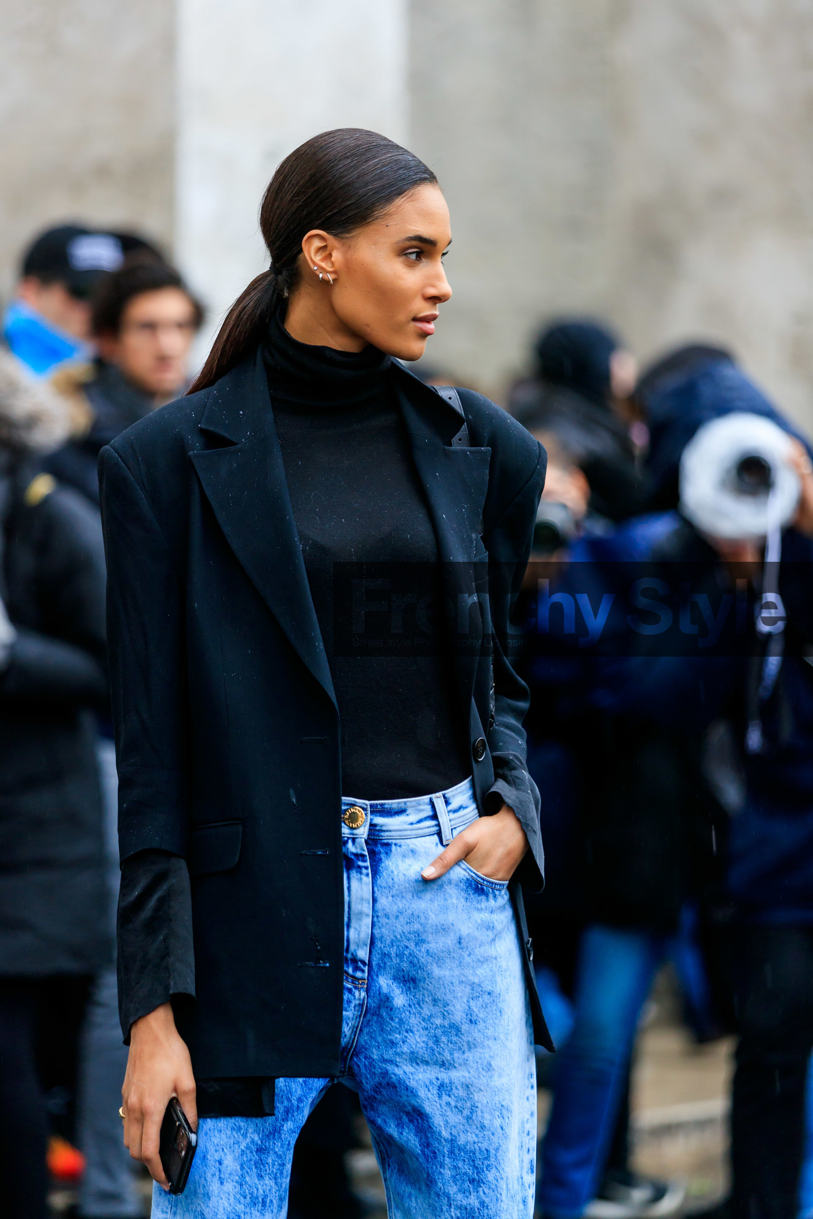 model, cindy bruna, black jacket, black top, turtleneck top, blue jeans, tie and dye jeans, denim, balmain pants, oversize jacket, oversize shoulder, fashion week, frenchystyle, FW, jonathan paciullo, street style, PFW, PARIS, vertical, atmosphere details, detail