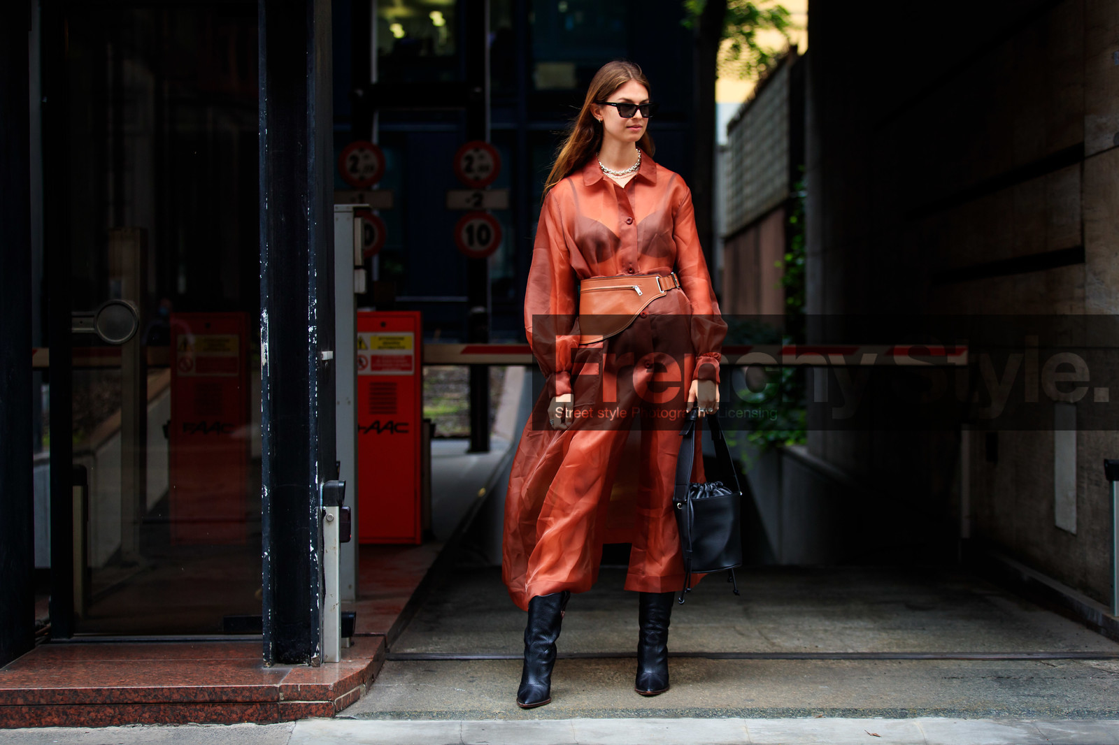 red dress, sheer dress, organza dress, camel leather bag, camel leather belt, belt bag, belted dress, saint laurent sunglasses, scale sunglasses, butterfly sunglasses, black leather bag, black leather boots, sportmax bag, bucket bag, cowboy boots, wedge boots, split dress, fendi boots, silvered necklace, jacqueline zelwis, street style, jonathan paciullo, FW, frenchystyle, fashion week, MFW, MILAN, SPRING SUMMER 2021, SS 21, horizontal, atmosphere details, full length