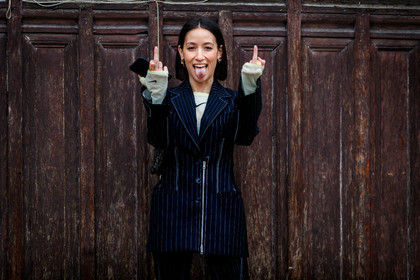 alexandra guerain, navy blue jacket, navy blue pants, striped jacket, striped pants, zipped pants, zipped jacket, nike top, white top, technical fabric top, mugler jacket, mugler pants, mugler look, monogrammed bag, shoulder bag, dior bag, dior saddle bag, navy blue bag, fashion week, frenchystyle, FW, jonathan paciullo, street style, PFW, PARIS, horizontal, atmosphere details, detail
