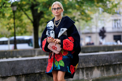 tamu mcpherson, valentino bag, black coat, black glasses, butterfly sunglasses, floral printed coat, red coat, strassed coat, embroidered coat, multi necklace, golden necklace, chain necklace, light pink leather bag, valentino look, valentino coat, PARIS, PFW, SPRING SUMMER 2020, SS 20, fashion week, frenchystyle, FW, jonathan paciullo, street style, horizontal, atmosphere details, detail