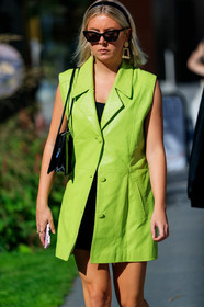 sleeveless jacket, neon yellow jacket, leather jacket, long jacket, black headband, black sunglasses, butterfly sunglasses, golden earrings, geometric shape earring, fashion week, frenchystyle, FW, jonathan paciullo, street style, vertical, detail, atmosphere details