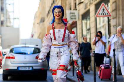 atmosphere details, blue hair, choker, detail, dyed hair, fashion week, frenchystyle, FW, horizontal, jonathan paciullo, leather bag, MENSWEAR, multicolor bag, necklace, open work, paco rabanne, PARIS, PFW, pink pants, pink top, printed bag, red bag, sita abellan, SPRING SUMMER 2018, SS 18, street style, suspenders, trousers