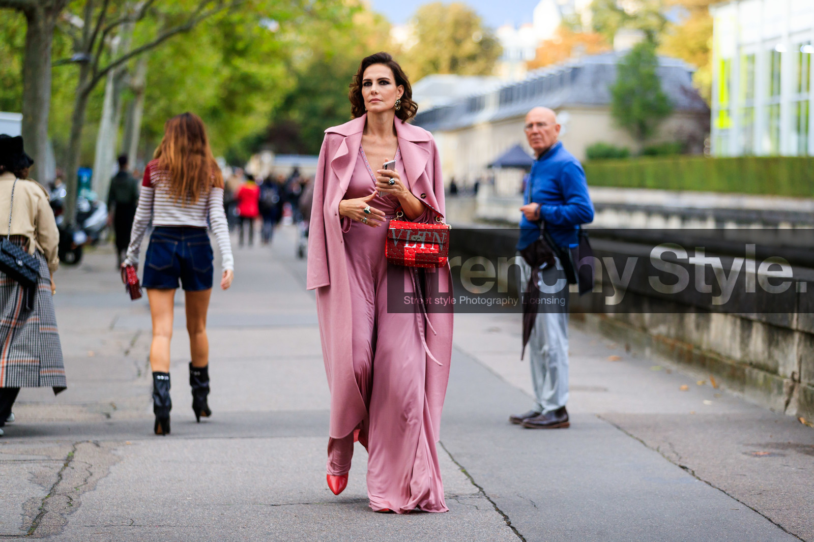 light pink coat, light pink dress, long coat, long dress, silk dress, studs details dress, studs details bag, low necked dress, red leather bag, quilted bag, logo printed bag, monogrammed bag, big ring, silvered ring, PARIS, PFW, SPRING SUMMER 2020, SS 20, fashion week, frenchystyle, FW, jonathan paciullo, street style, horizontal, atmosphere details, full length