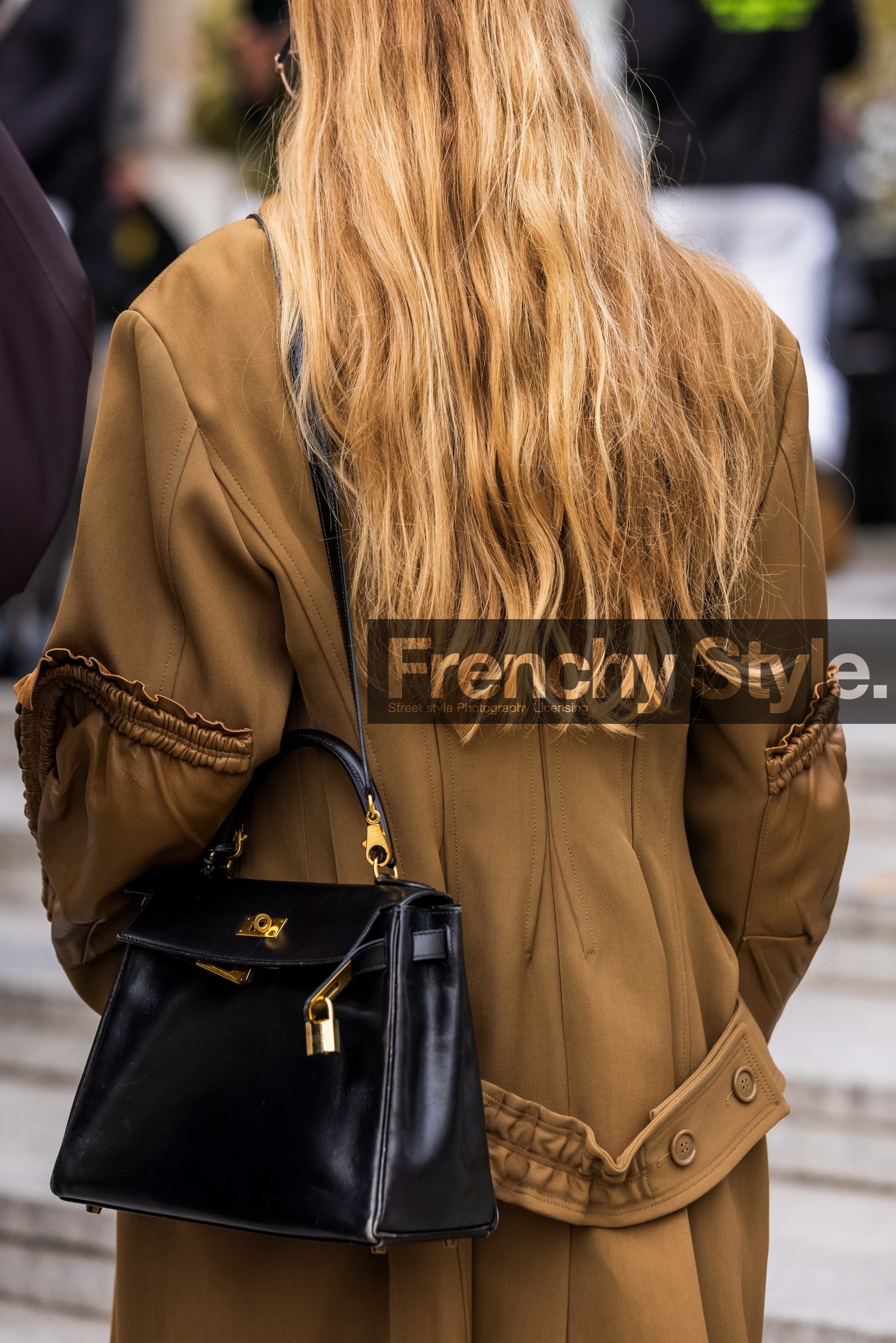 back, back detail, beige cot, birkin bag, blond hair, coat, hermes bag, fashion week, frenchystyle, FW, jonathan paciullo, street style, PFW, PARIS, SPRING SUMMER 2022, SS 22, vertical, atmosphere details