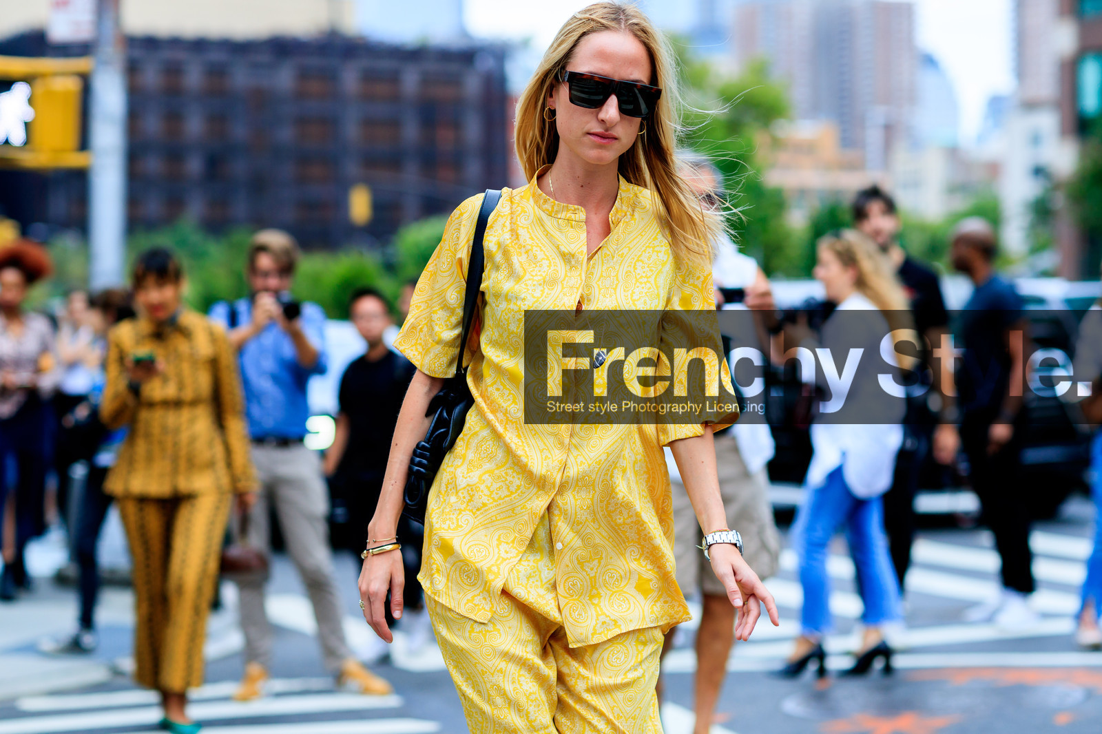 black bag, leather bag, loewe, printed pants, printed shirt, sunglasses, trousers, valentina collado, yellow pants, yellow shirt, street style, jonathan paciullo, FW, frenchystyle, fashion week, NYFW, NEW YORK, SPRING SUMMER 2019, SS 19, atmosphere details, horizontal, detail