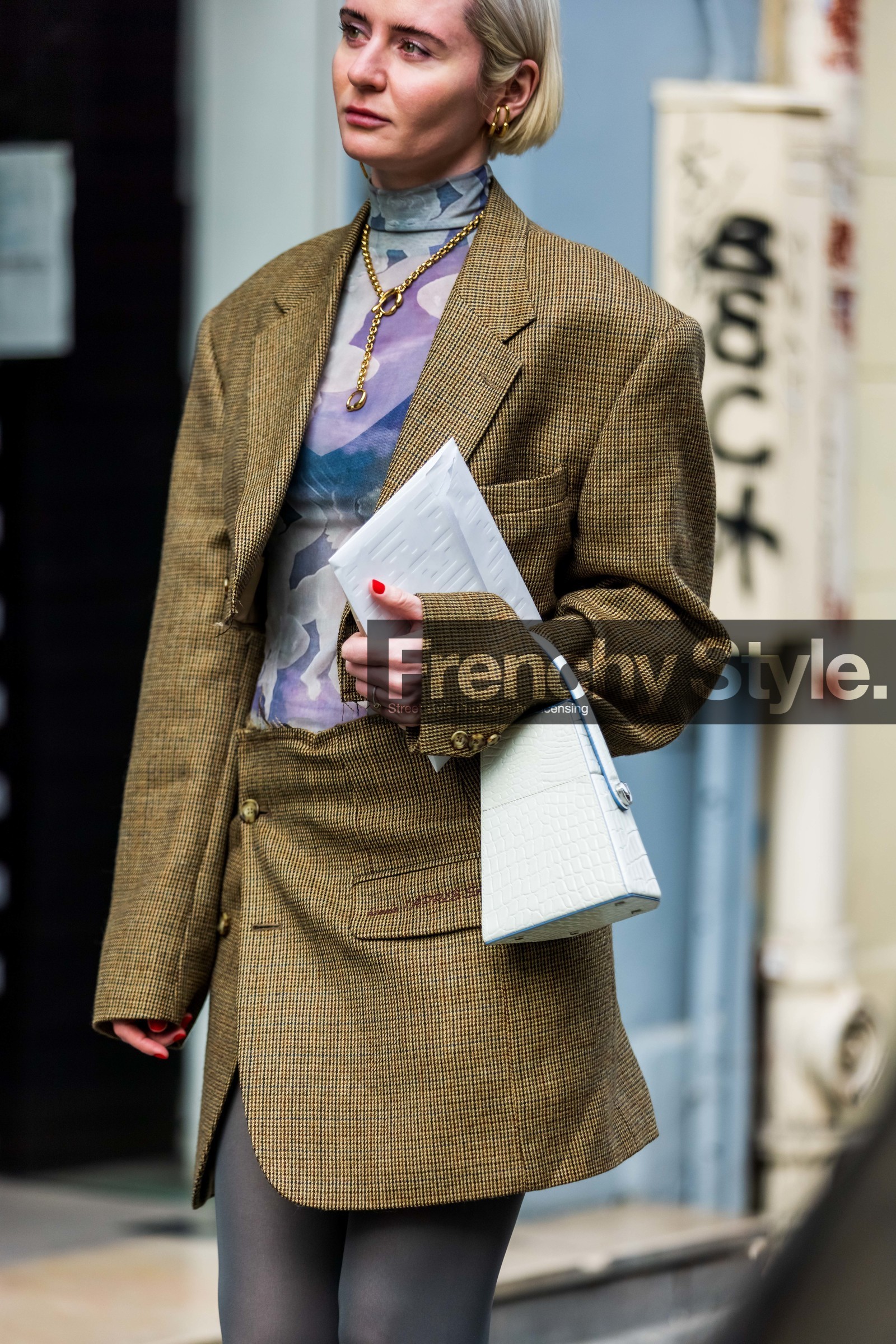 asymetric blazer, bag, blazer, brown blazer, check, checked blazer, croco bag, gold necklace, leather bag, print, printed blazer, printed turtleneck, purple turtleneck, turtleneck, white bag, street style, jonathan paciullo, FW, frenchystyle, fashion week, PFW, PARIS, SPRING SUMMER 2022, SS 22, vertical, atmosphere details