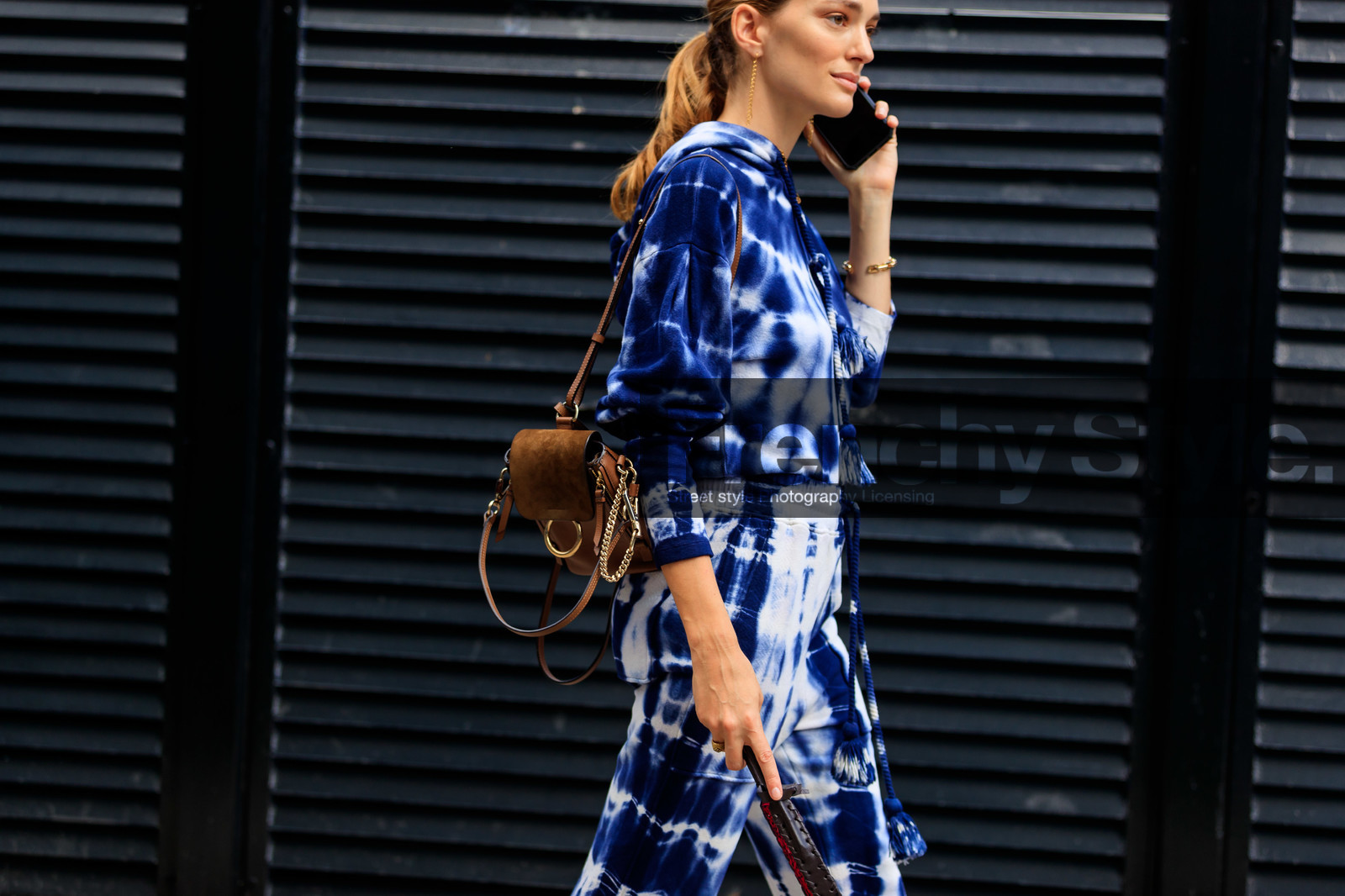 blue pants, blue shirt, brown bag, chloé, graphic pants, high waist, leather bag, leather shoes, printed pants, sofia guellaty, sofia sanchez barrenechea, sofia sanchez de betak, sweatpants, tie & die, trousers, fashion week, frenchystyle, FW, jonathan paciullo, street style, NEW YORK, NYFW, SPRING SUMMER 2020, SS 20, horizontal, atmosphere details, detail