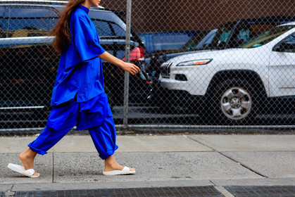 atmosphere details, blue pants, blue shirt, detail, fashion week, frenchystyle, FW, horizontal, jonathan paciullo, leather shoes, NEW YORK, NYFW, oversize, SPRING SUMMER 2017, SS 17, street style, tone on tone, total look blue, trousers, white sandals, wide pants, woman