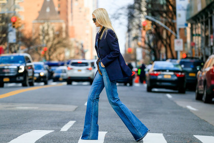 kate davidson hudson, denim, denim shirt, denim total look, flare jeans, blue jeans, blue jacket, blue shirt, navy blue jacket, striped jacket, belted pants, brown leather belt, big sunglasses, aviator sunglasses, futurist shape sunglasses, fashion week, frenchystyle, FW, jonathan paciullo, street style, NYFW, NEW YORK, AUTUMN WINTER 2020-2021, FALL WINTER 2020-2021, FW 20-21, horizontal, atmosphere details, full length