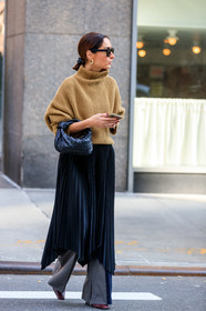 geraldine boublil, beige pullover, turtleneck pullover, oversize pullover, pleated skirt, long skirt, black skirt, asymetrical skirt, grey pants, split pants, plaited leather bag, plaited bag, black leather bag, black sunglasses, diamond earrings, hoop earrings, flare pants, bottega veneta bag, fashion week, frenchystyle, FW, jonathan paciullo, street style, NYFW, NEW YORK, AUTUMN WINTER 2020-2021, FALL WINTER 2020-2021, FW 20-21, vertical, full length