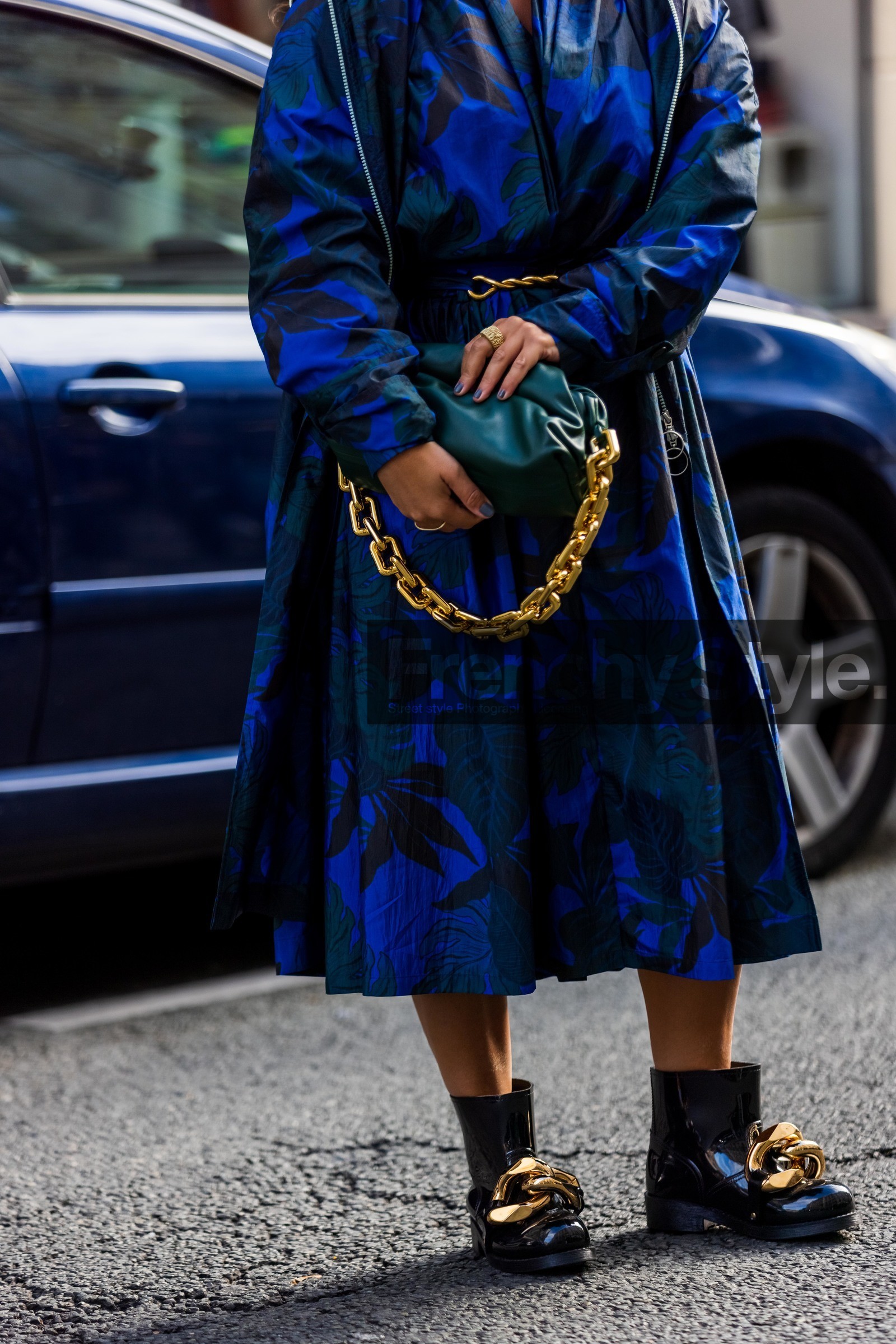 bag, black boots, blue raincoat, boots, bottega veneta bag, chain bag, floral print, flower print, Gili Biegun, gold chain, green bag, green dress, jw anderson boots, print, printed raincoat, raincoat, street style, jonathan paciullo, FW, frenchystyle, fashion week, PFW, PARIS, SPRING SUMMER 2022, SS 22, vertical, atmosphere details