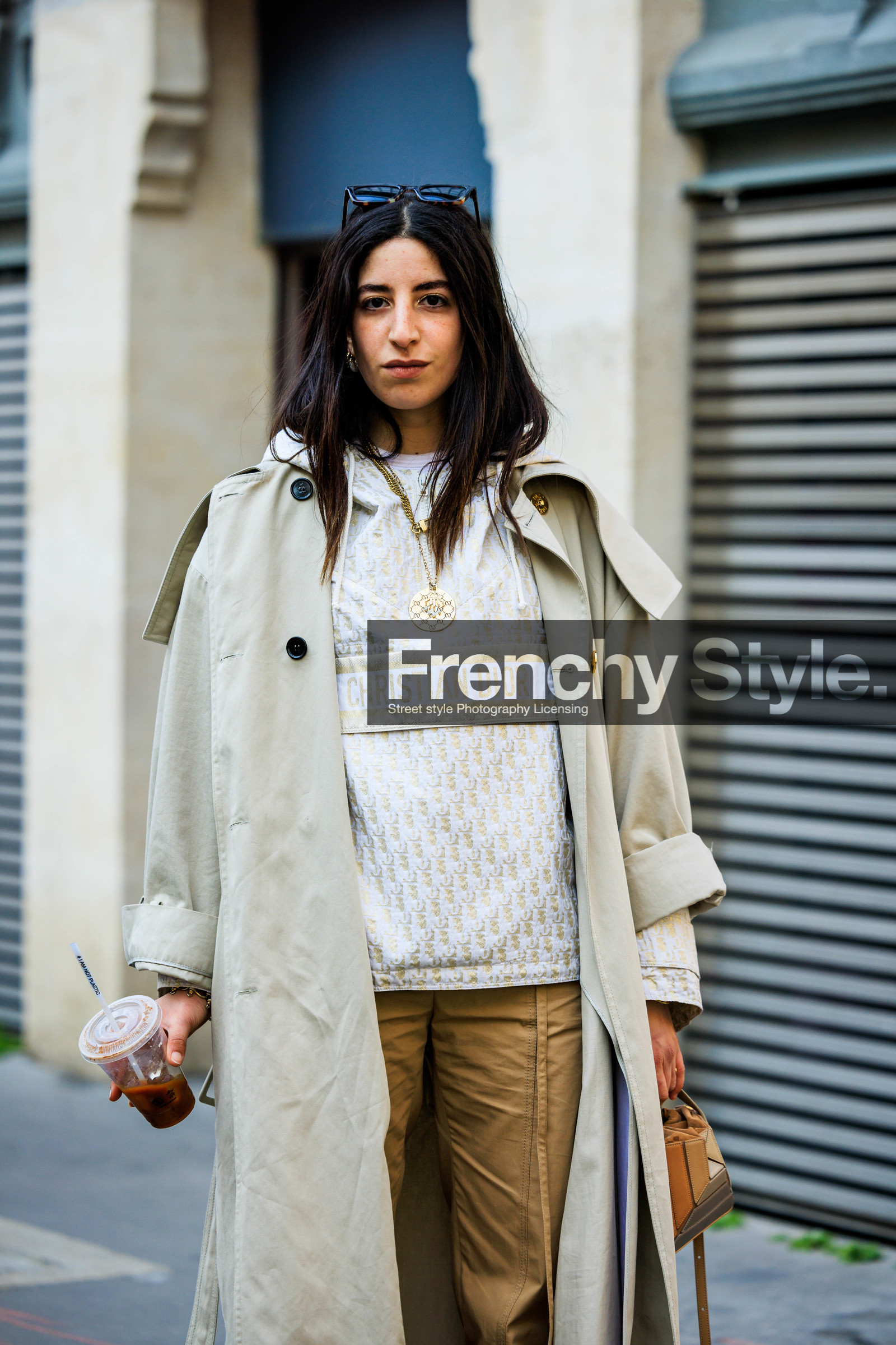 sporty look, black sunglasses, classic trench, ligh grey trench, dior hoodie, white hoodie, camel trousers, assymetric handbag, earth tones bag, multiple necklace, selma kaci sebbagh, street style, jonathan paciullo, FW, frenchystyle, fashion week, AUTUMN WINTER 2022-2023, FALL WINTER 2022_2023, FW 22-23, PFW, PARIS, vertical, detail