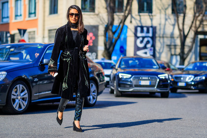 atmosphere details, AUTUMN WINTER 2017-2018, AW 17-18, black coat, black pants, black scarf, black shoes, FALL WINTER 2017-2018, fashion week, frenchystyle, full length, FW, FW 17-18, high heels, horizontal, jonathan paciullo, leather pants, leather shoes, MFW, MILAN, nausheen shah, street style, sunglasses, tone on tone, total look black, trousers, varnished leather, vinyl
